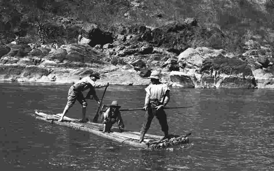 Bingham crosses the Apurimac River on a raft.