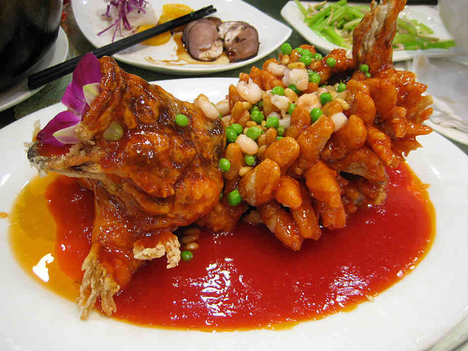"Sweet and Sour Inside Out Fish" is a local favorite in Guizhou. "Sweet and Sour Inside Out Fish" is a local favorite in Guizhou.