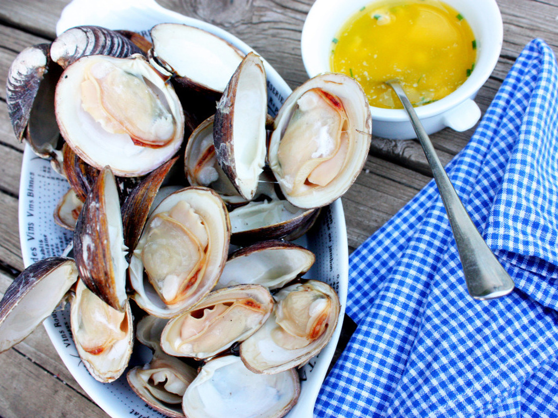 Grilled Clams With Garlic Butter Sauce