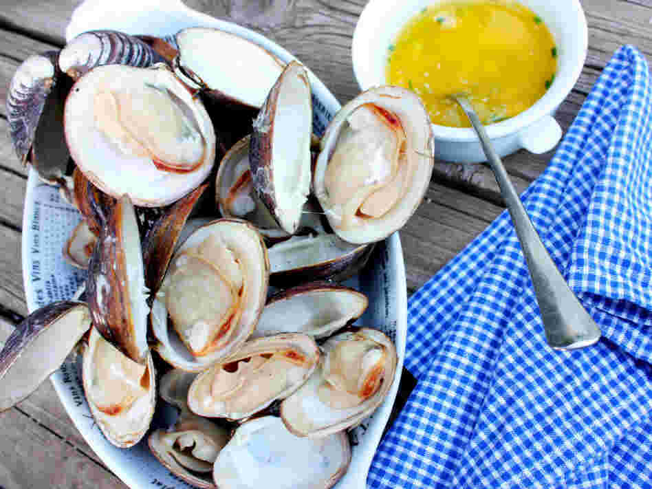 Grilled Clams With Garlic Butter Sauce