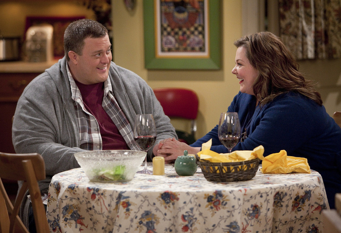 Mike (Billy Gardell) and Molly (Melissa McCarthy) meet at Overeaters Anonymous in the CBS comedy Mike & Molly.
