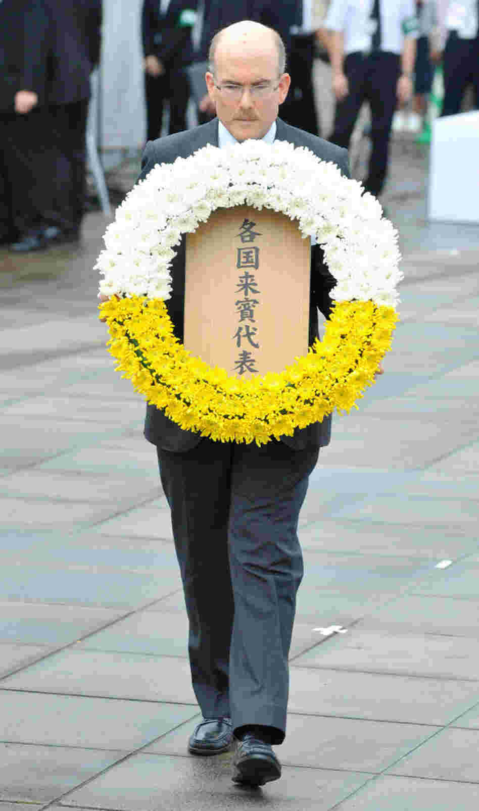 James Zumwalt, deputy chief of the U.S. embassy in Tokyo, offers a wreath of flowers at a ceremony marking the 66th anniversary of the bombing of Nagasaki.