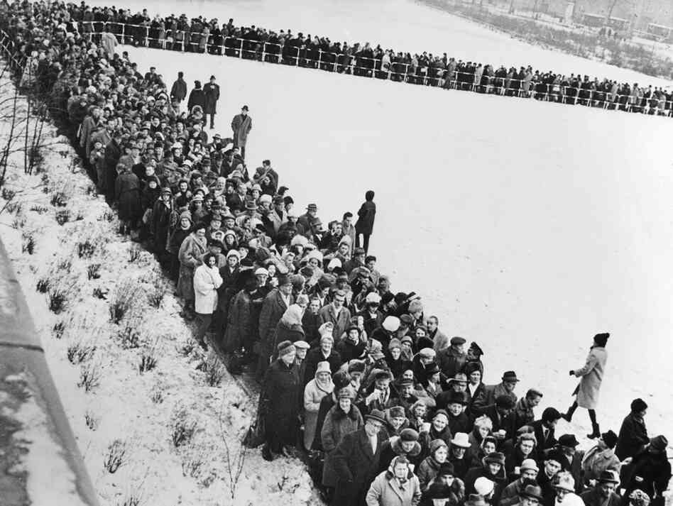 Thousands of people line up in East Berlin to apply for passage into the West on Dec. 19, 1963. 