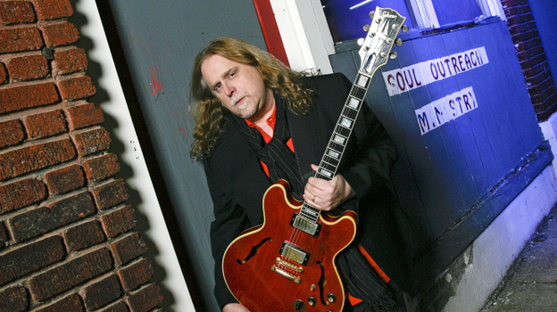 Guitarist Warren Haynes plays live on today's World Cafe.