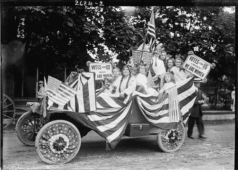 Suffragists in a parade, circa 1910-1915
