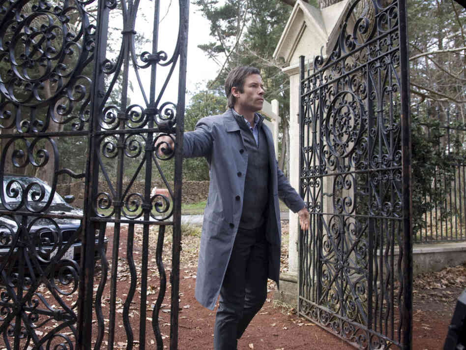 Alex (Guy Pearce), the doomed family's patriarch, is an architect driven to remodel the most unmarketable mansion on the housing market.