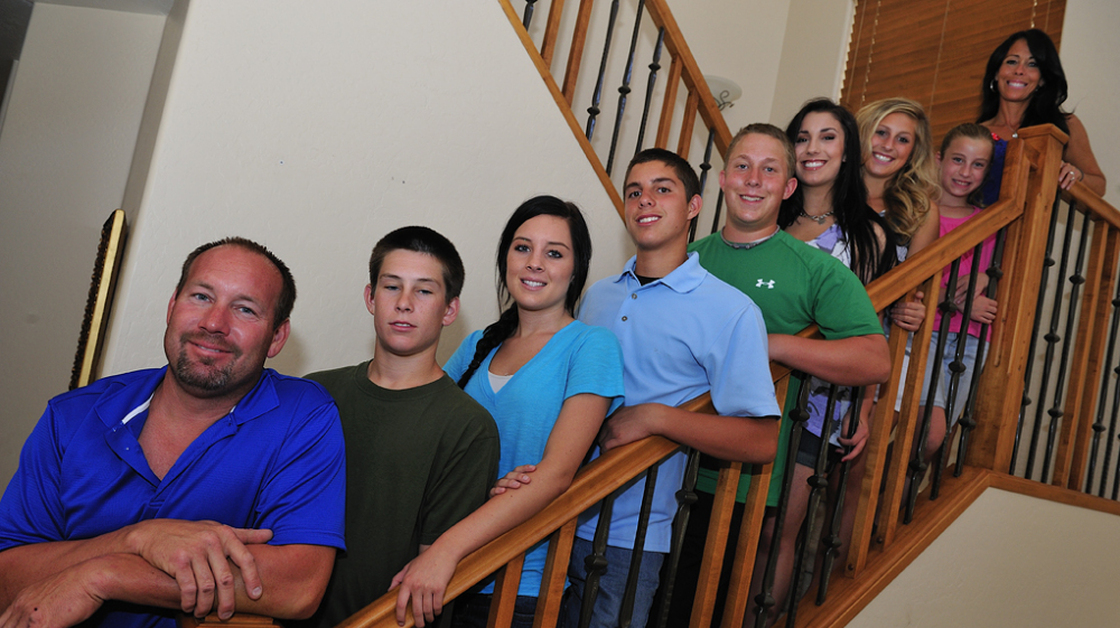 The cast of Downsized: Todd Bruce, his seven children and stepchildren, and his wife Laura.