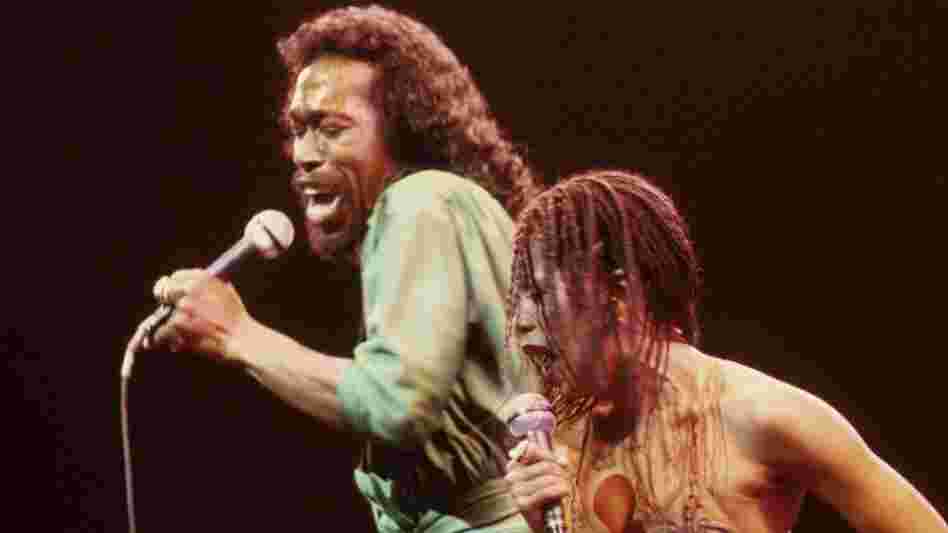 Nickolas Ashford and Valerie Simpson on stage in New York around 1978.