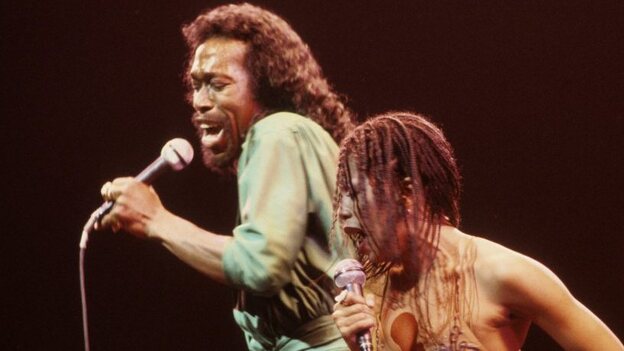 Nickolas Ashford and Valerie Simpson on stage in New York around 1978. (Redferns)