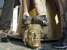 Some Libyans used their feet — in a grave insult — to show their contempt for Moammar Gadhafi during the looting of his compound in Tripoli on Tuesday. Some Libyans used their feet — in a grave insult — to show their contempt for Moammar Gadhafi during the looting of his compound in Tripoli on Tuesday.