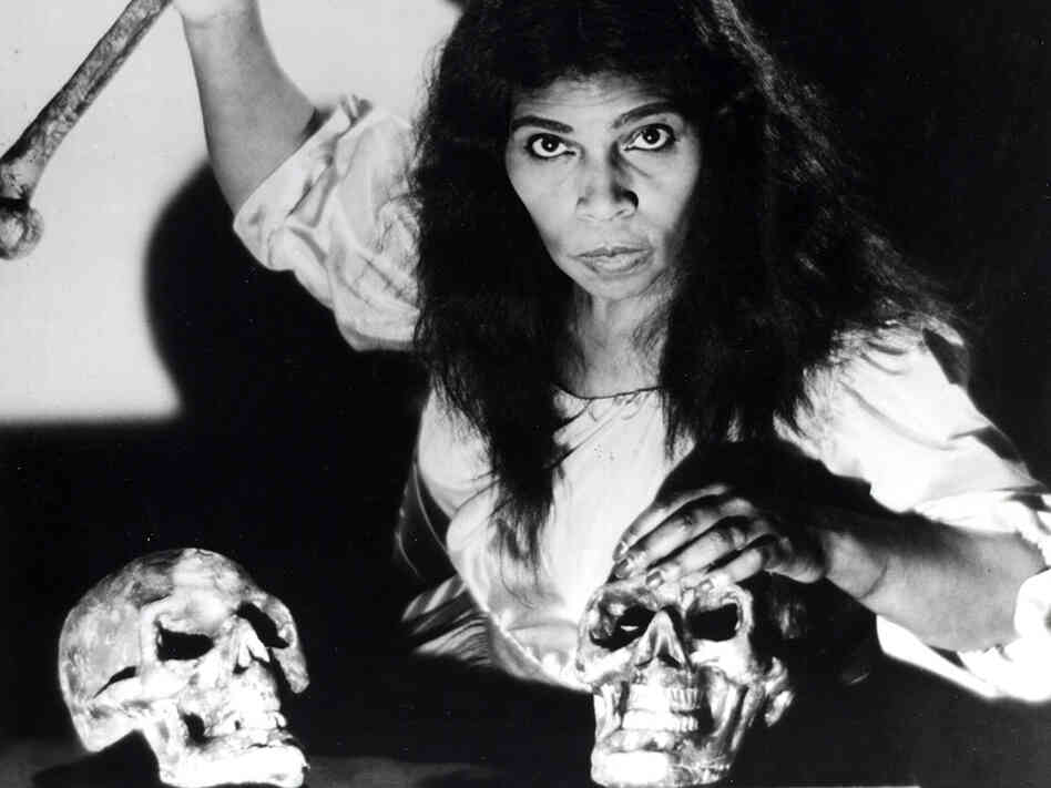 Marian Anderson broke the color barrier at the Metropolitan Opera in 1955 when she starred in Verdi's Un Ballo in Maschera. Marian Anderson broke the color barrier at the Metropolitan Opera in 1955 when she starred in Verdi's Un Ballo in Maschera.