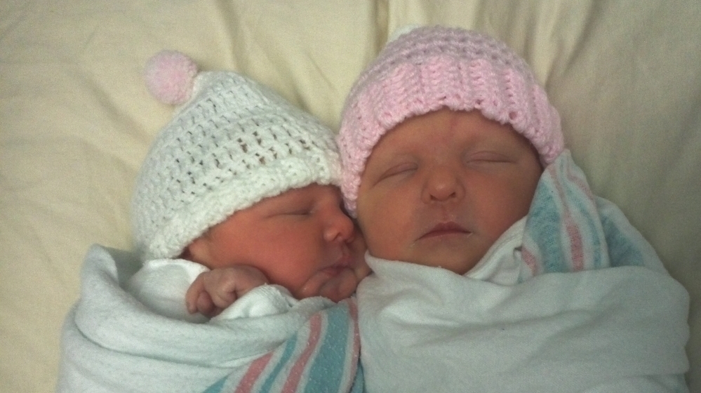 Elizabeth (left) and Natalie sleep together a few hours after they were born.