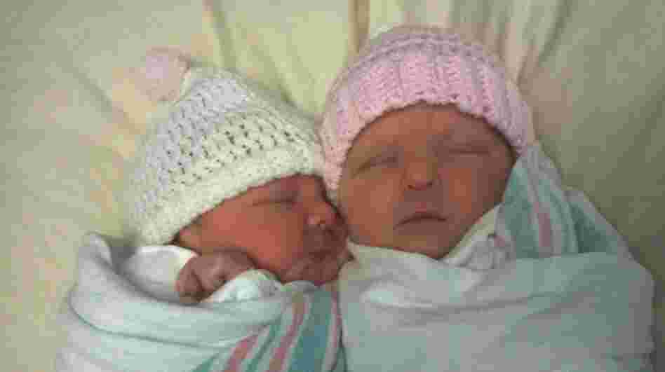 Elizabeth (left) and Natalie sleep together a few hours after they were born.
