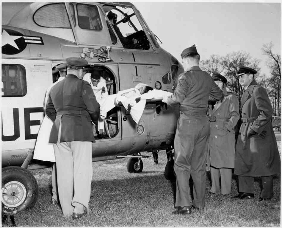 The first medical air evacuation patient arrives at Walter Reed in 1952. Walter Reed was one of the first institutions to use helicopters for medical air evacuations; it installed its first helipads in the 1950s.  