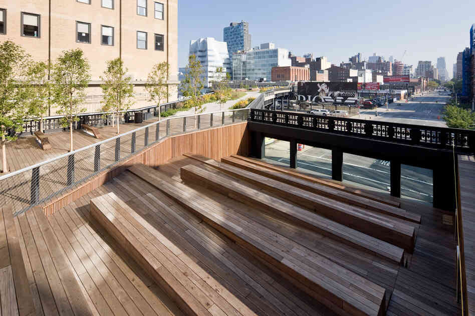 The High Line's 10th Avenue Square features amphitheater-like seating and views of 10th Avenue and the Statue of Liberty. 