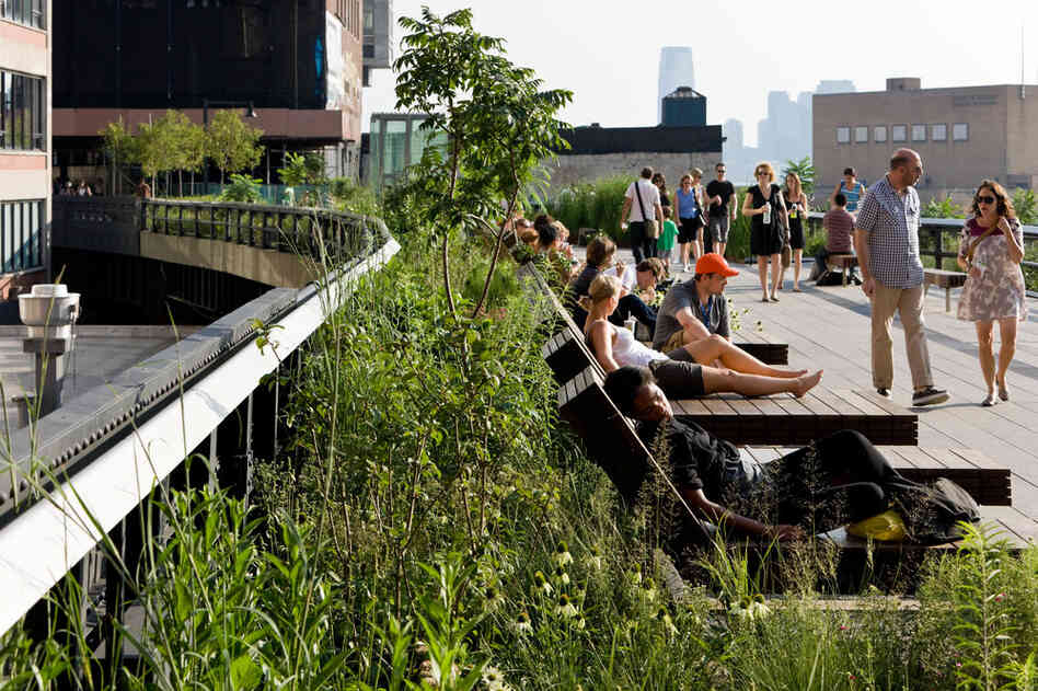 Located between 14th and 15th streets, the High Line's Sundeck offers unobstructed sun and views over the Hudson River. It's one of the park's most popular gathering places. 