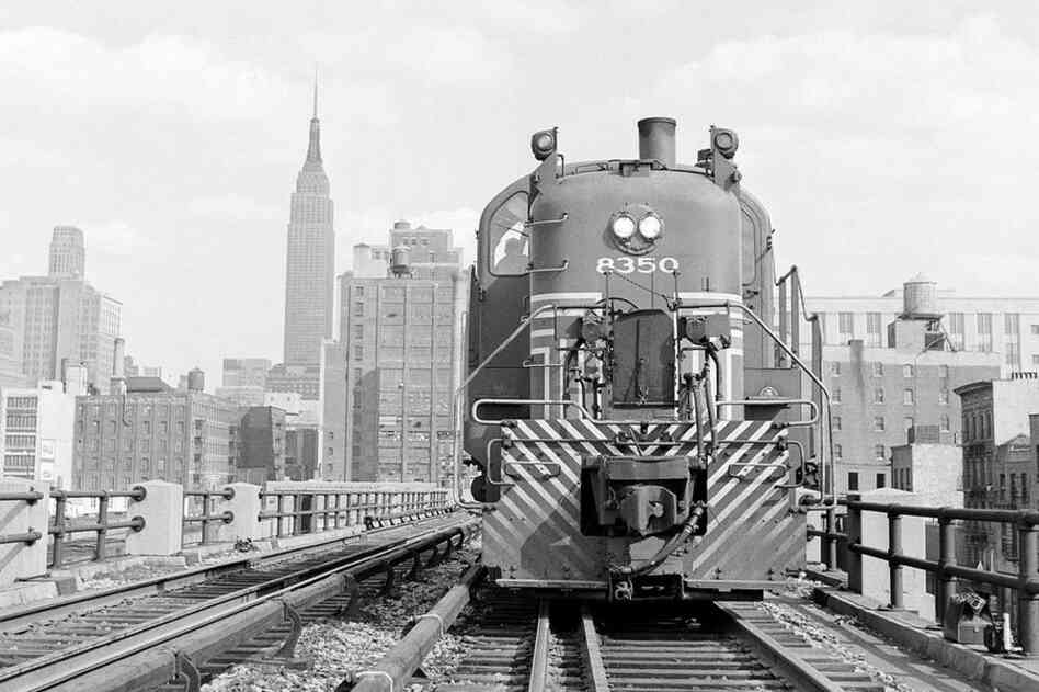 The growth of interstate trucking in the 1950s led to a drop in rail traffic both nationally and on the High Line, pictured here in 1953. 