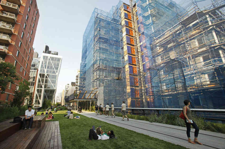 The High Line's only lawn lies in the park's second section, between 22nd and 23rd streets. 