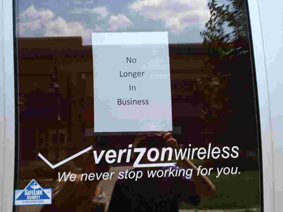 From the book Fail Harder: A sign on the door of a Verizon store contradicts the door itself.