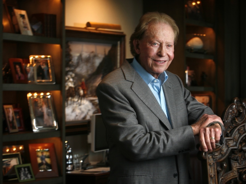 Dallas billionaire Harold Simmons, shown here in his office in 2007, has given Texas Gov. Rick Perry roughly $3 million over the past decade.