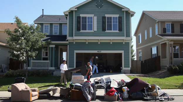 An eviction team removes furniture during a home foreclosure in Longmont, Colorado. (Getty Images)
