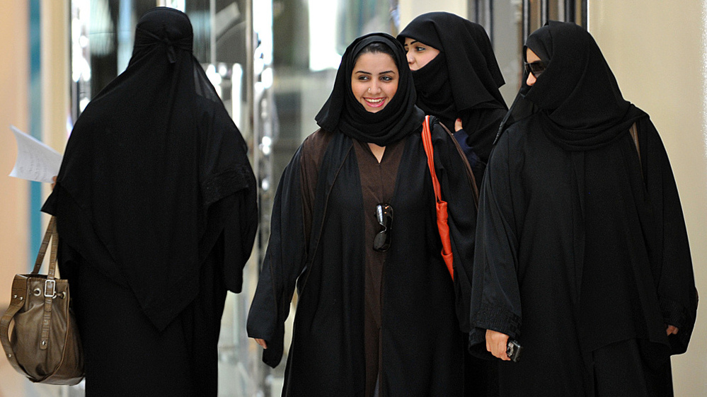 Saudi women walk inside the 'Faysalia' mall in Riyadh , on September 26, 2011, a day after Saudi Arabia's King Abdullah bin Abdulaziz al-Saud granted women the right to vote and run in municipal elections.