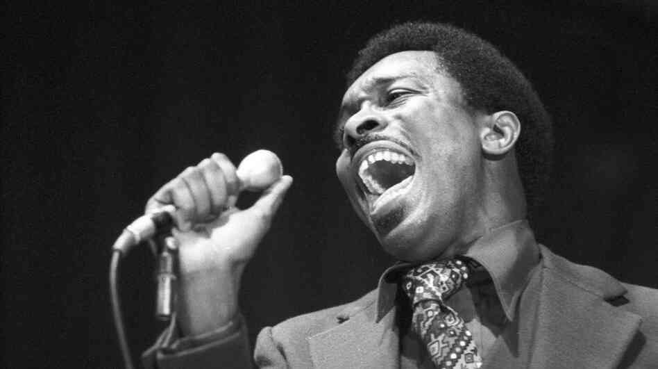 Jessy Dixon onstage in 1970.