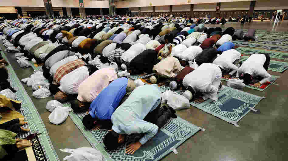 Muslims pray during the holiday of Eid ul-Fitr at the Los Angeles Convention Center on August 30. Some FBI agents complained that a recent training course on counterterrorism seemed biased against Muslims. Muslims pray during the holiday of Eid ul-Fitr at the Los Angeles Convention Center on August 30. Some FBI agents complained that a recent training course on counterterrorism seemed biased against Muslims.