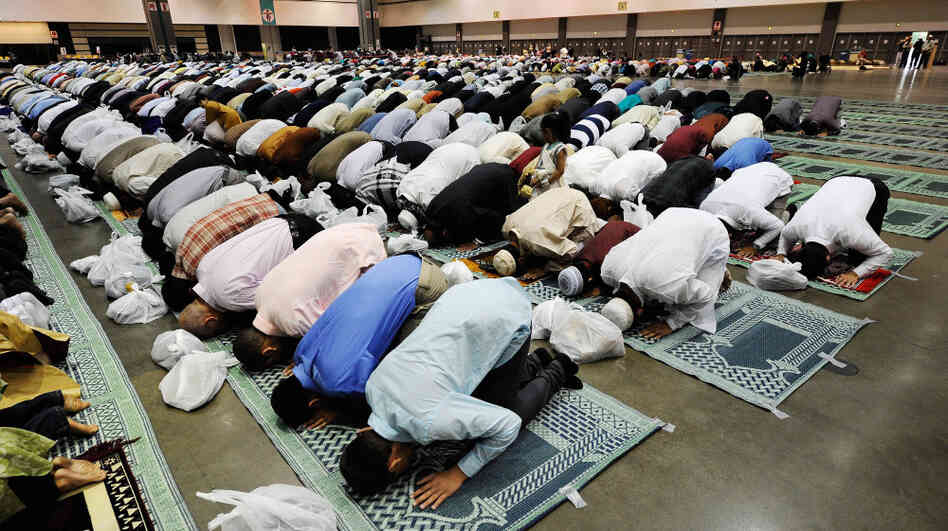 Muslims pray during the holiday of Eid ul-Fitr at the Los Angeles Convention Center on August 30. Some FBI agents complained that a recent training course on counterterrorism seemed biased against Muslims. Muslims pray during the holiday of Eid ul-Fitr at the Los Angeles Convention Center on August 30. Some FBI agents complained that a recent training course on counterterrorism seemed biased against Muslims.