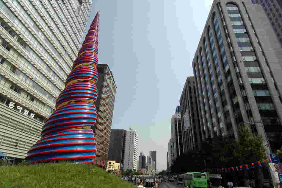 An imposing 66-foot statue designed by Oldenburg and van Bruggen stands at the head of the Cheonggye Stream, which runs through downtown Seoul, South Korea. 