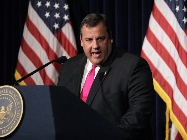 If he decides to enter the GOP presidential race, New Jersey Gov. Chris Christie could learn a few things from fellow Gov. Rick Perry's troubles on the campaign trail. 