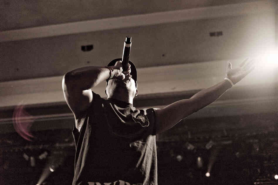 On Sunday night, Chuck D would later join Portishead to spit a verse from "Black Steel in the Hour of Chaos" over the beat from "Machine Gun." 