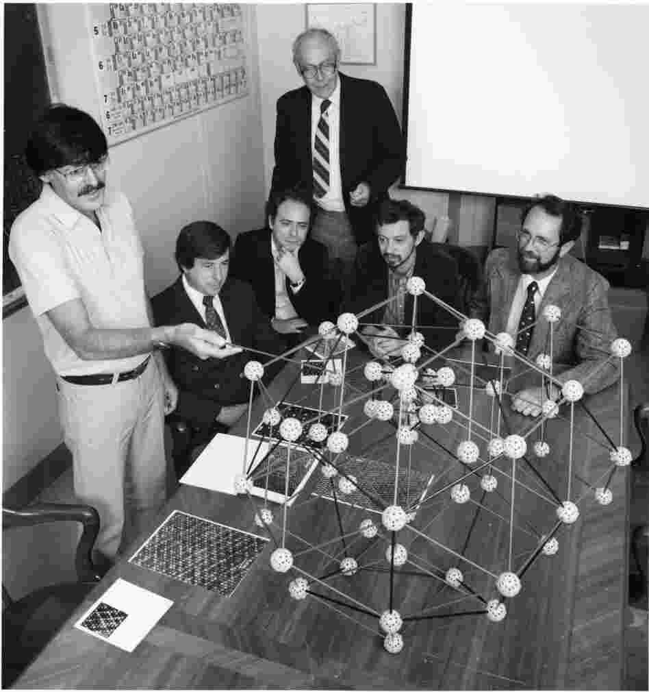 Daniel Shechtman (left) discusses the quasicrystal's structure with collaborators in 1985, just months after shaking the foundations of materials science. Shechtman was awarded the 2011 Nobel Prize for chemistry.