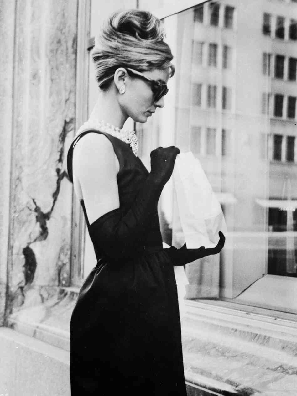 Audrey Hepburn stops for lunch on Fifth Avenue in New York during filming. Audrey Hepburn stops for lunch on Fifth Avenue in New York during filming.