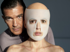 Vera (Elena Anaya) is both patient and obsession for plastic surgeon Robert Ledgard (Antonio Banderas), who is bent on creating a synthetic skin that can resist any kind of damage. Vera (Elena Anaya) is both patient and obsession for plastic surgeon Robert Ledgard (Antonio Banderas), who is bent on creating a synthetic skin that can resist any kind of damage.