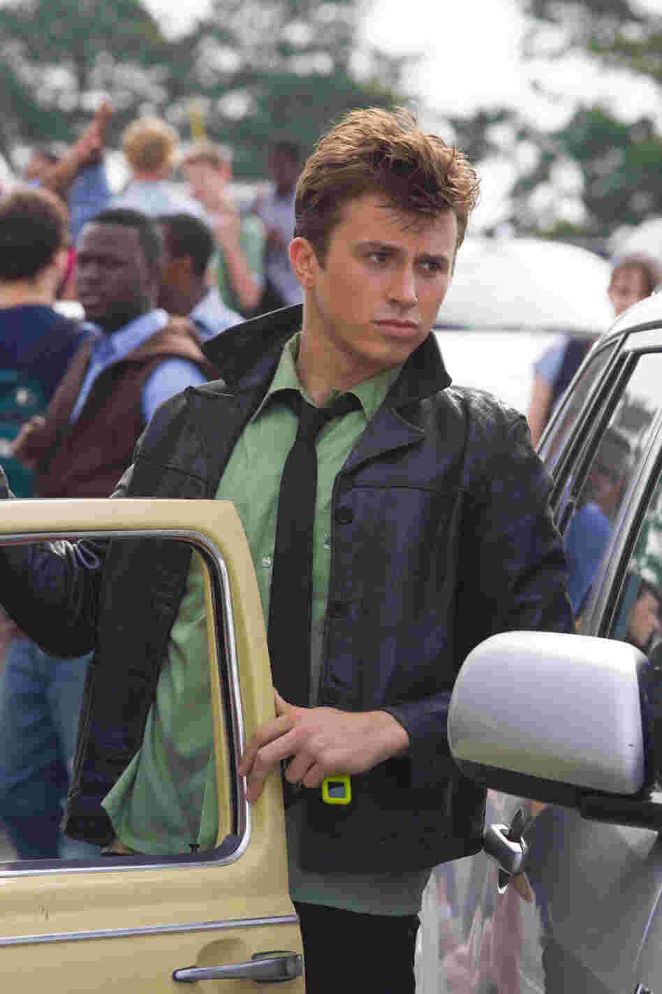 Kenny Wormald still wears a tie, as Ren must. As Bacon did. As every Ren will, into the future.