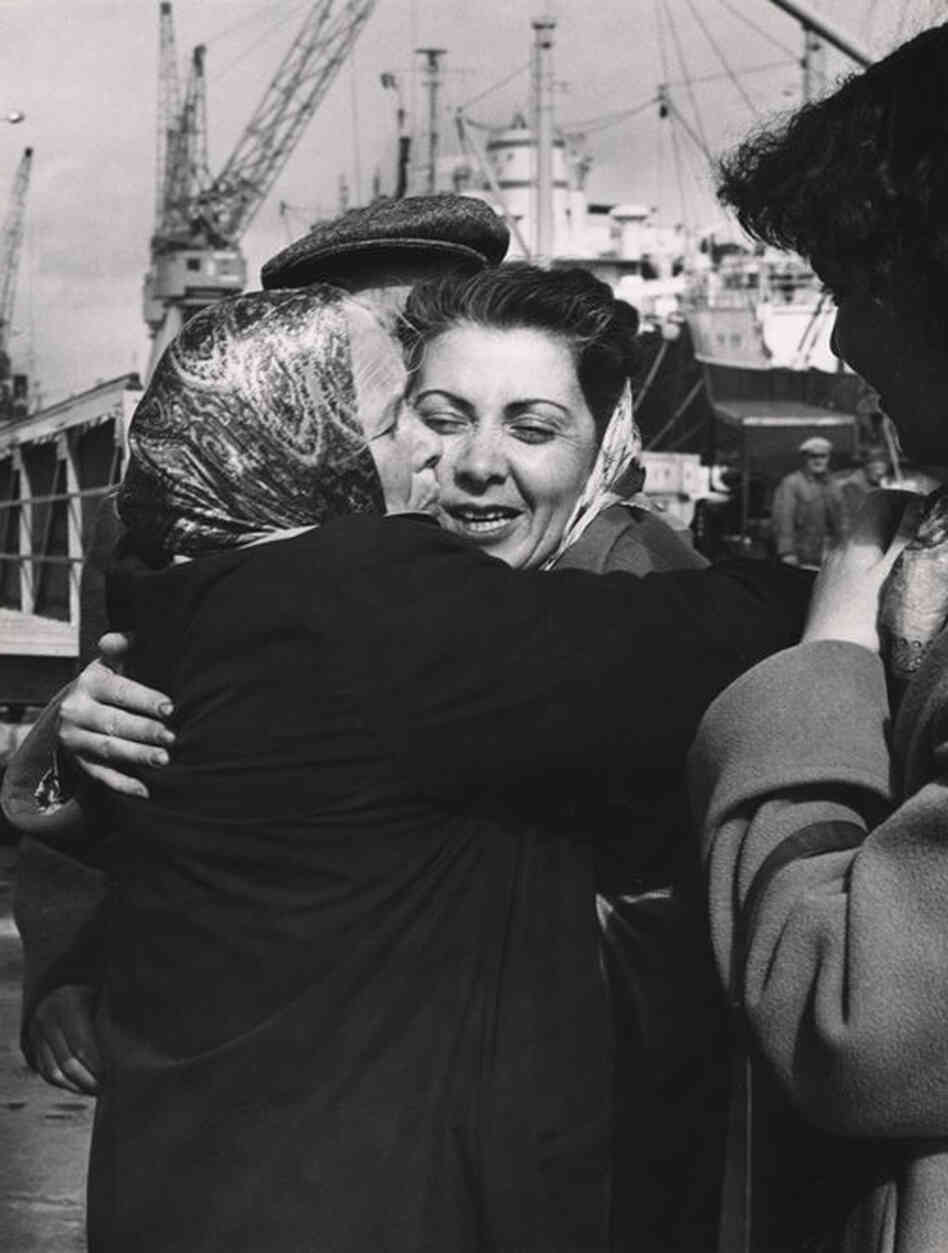 Families from Romania reunite in Haifa Port, 1951