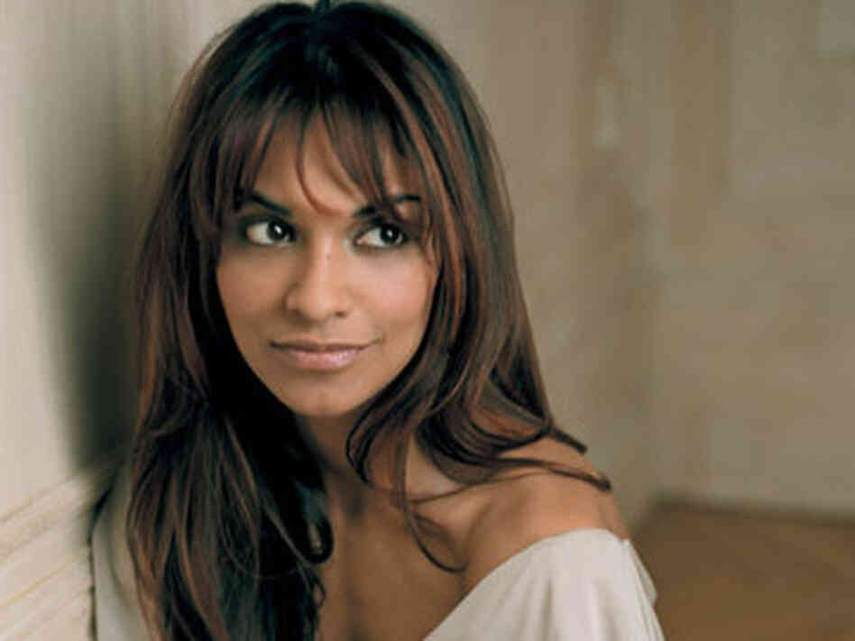Soprano Danielle de Niese. Soprano Danielle de Niese.
