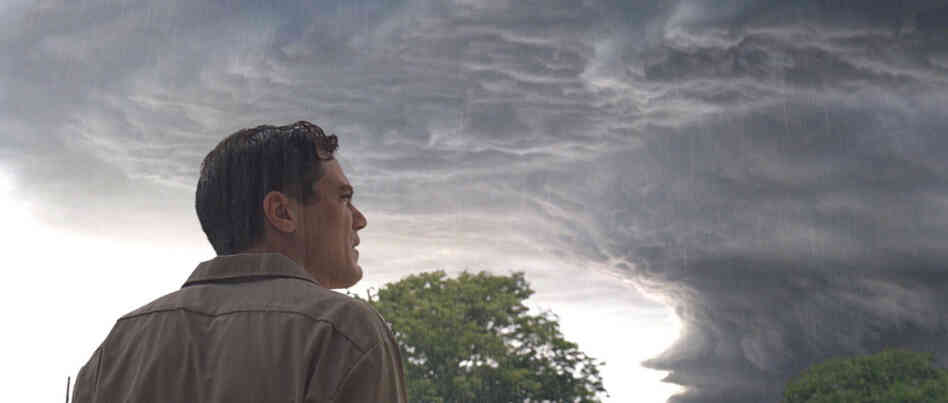 Darkness Falls: Take Shelter's protagonist (Michael Shannon) is plagued by premonitions of an apocalyptic storm — and doubts about his own sanity. 