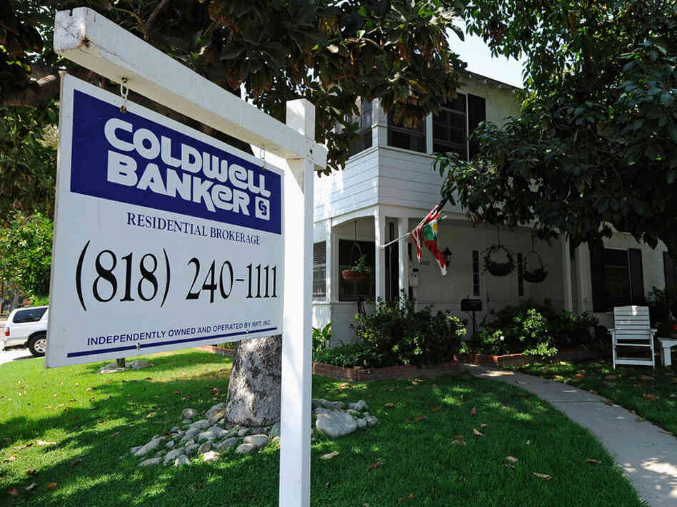  A for sale sign is posted in front of a house in Glendale, California.