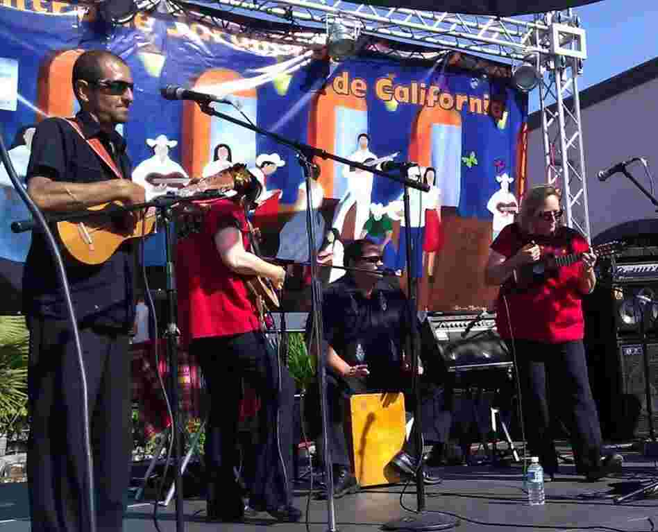 Conjunto Jardin performs at a Son Jarocho event. Conjunto Jardin performs at a Son Jarocho event.