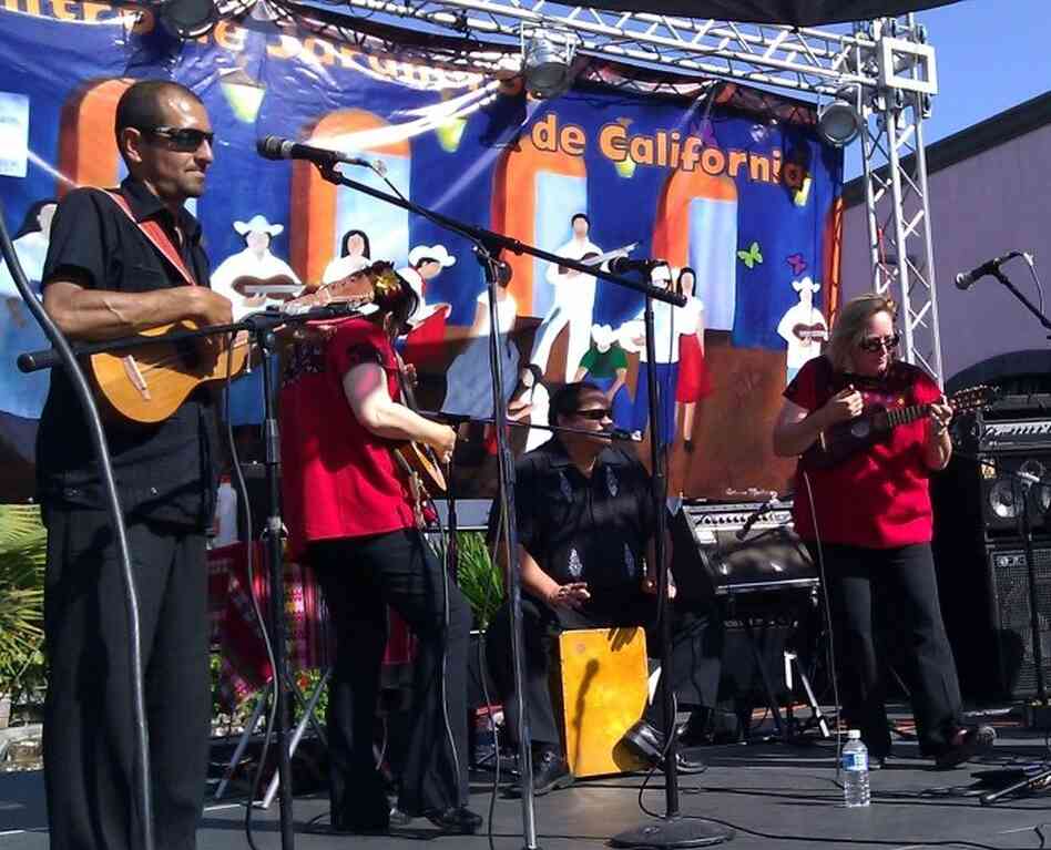 Conjunto Jardin performs at a Son Jarocho event. Conjunto Jardin performs at a Son Jarocho event.