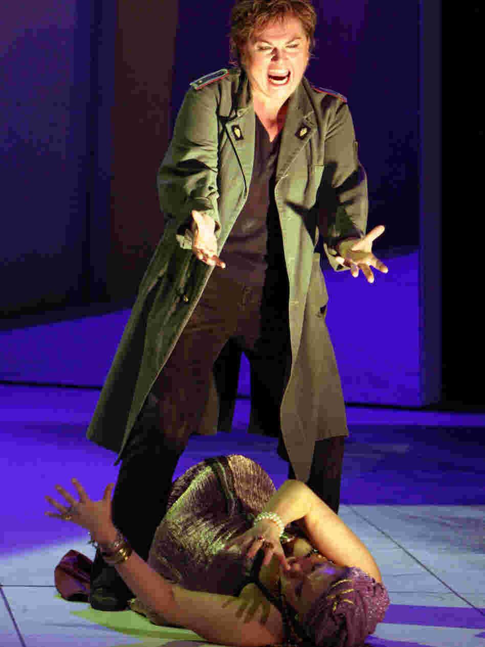 Elektra (Susan Bullock) tells a prostrate Klytaemnestra (Irina Mishura) that death is the only way to end her agony. Elektra (Susan Bullock) tells a prostrate Klytaemnestra (Irina Mishura) that death is the only way to end her agony.