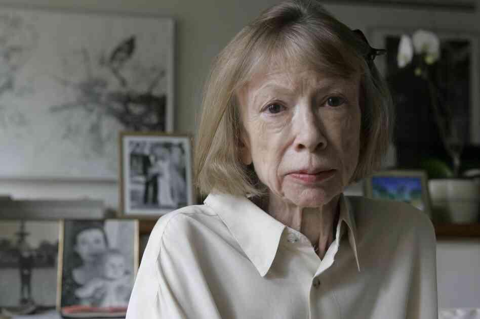 Sitting behind Didion in her New York apartment are photographs of herself holding Quintana Roo, and a photograph from Quintana Roo's 2003 wedding.