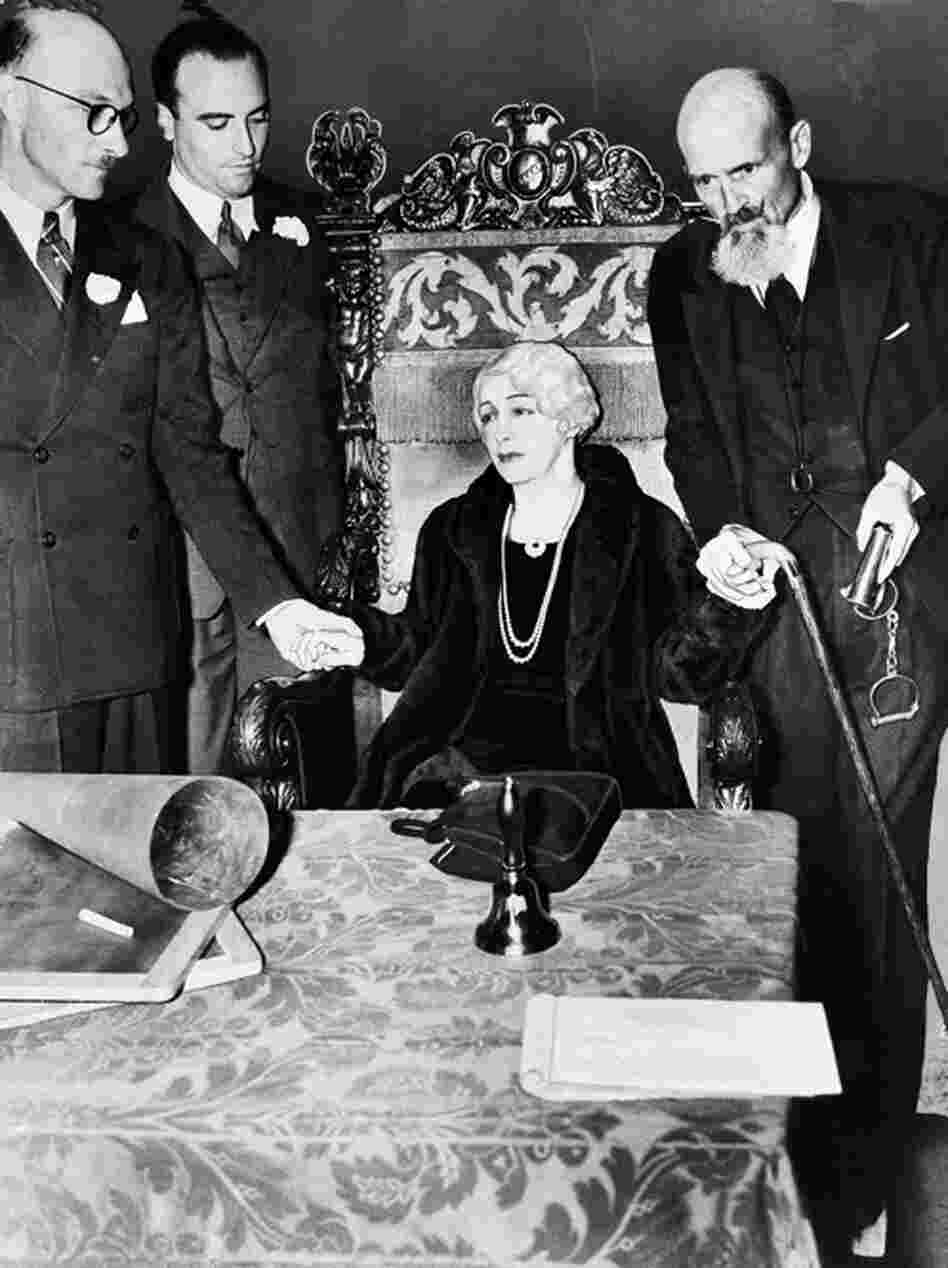 Bess Houdini, Harry's widow, held a series of séances after his death in an unsuccessful attempt to contact him in the afterworld. Here she is seen during her last séance, 10 years after his death. Bess died in 1943. 