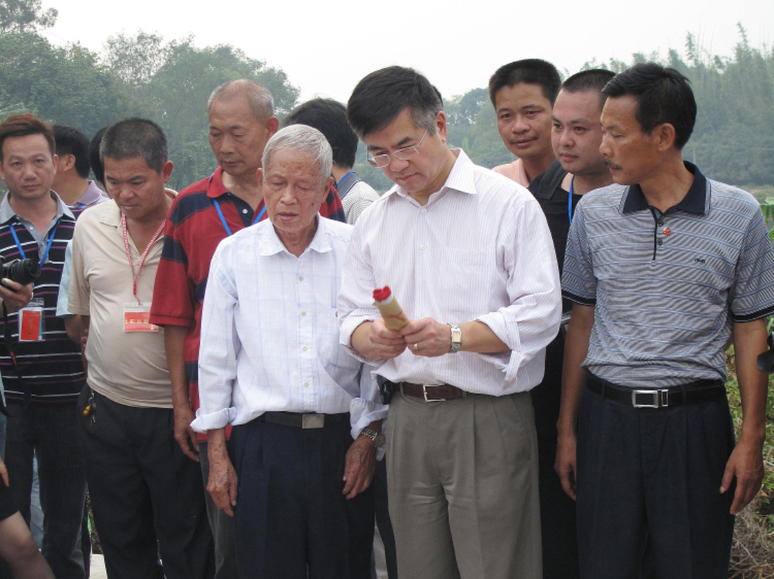 Locke makes offerings at the family grave in Jilong, his ancestral village in southern China's Guangdong province. Such a gesture will also serve to quiet Internet critics who accuse him of forgetting his ancestors.