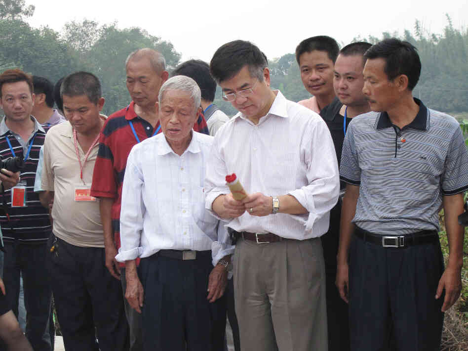 Locke makes offerings at the family grave in Jilong, his ancestral village in southern China's Guangdong province. Such a gesture will also serve to quiet Internet critics who accuse him of forgetting his ancestors.