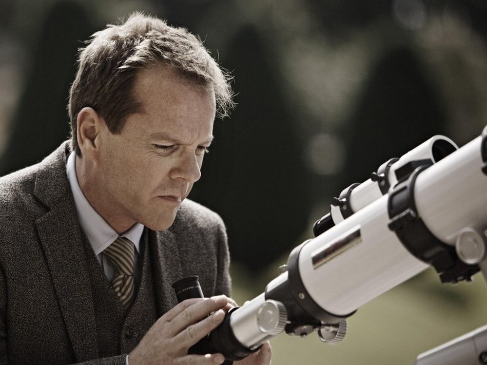 A Near Miss? Justine's level-headed brother-in-law John (Kiefer Sutherland) predicts that a rogue planet that seems to be on a collision course will in fact barely miss Earth. 