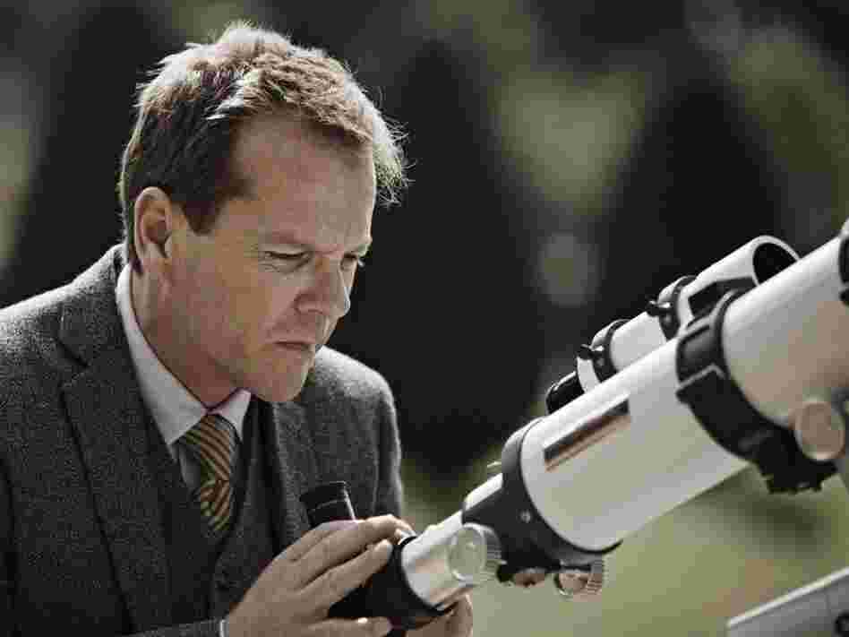 A Near Miss? Justine's level-headed brother-in-law John (Kiefer Sutherland) predicts that a rogue planet that seems to be on a collision course will in fact barely miss Earth. 
