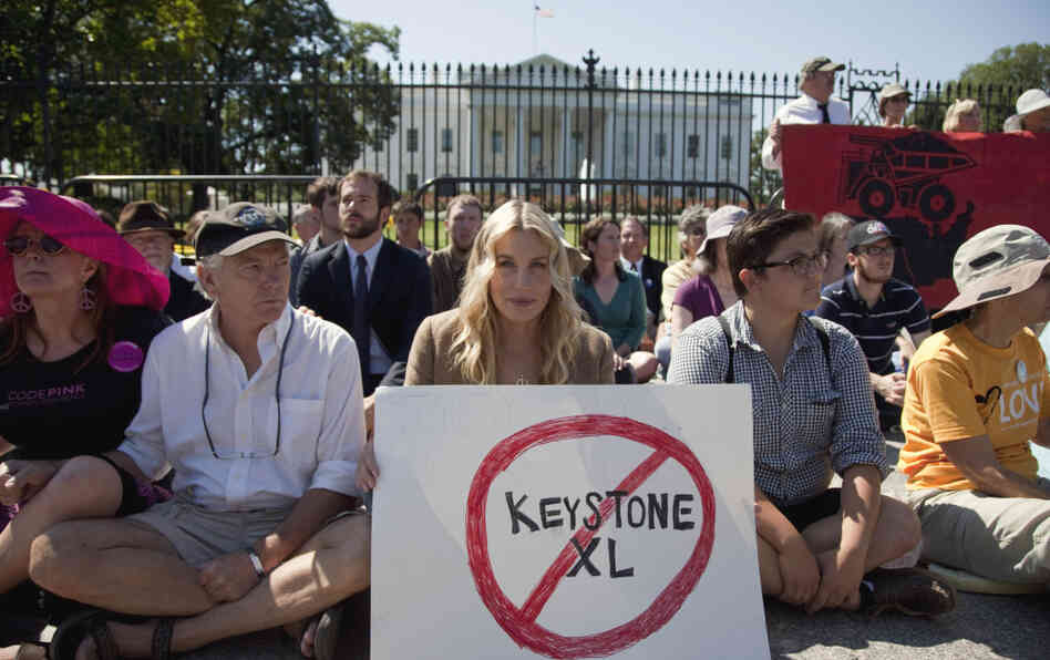 Actress Daryl Hannah with other anti-Keystone XL protestors at the White House in August 2011.